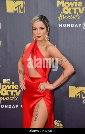 Santa Monica, Californa, USA, . June 16, 2018: Halsey at the 2018 MTV Movie & TV Awards at the Barker Hanger, Santa Monica Airport. Picture: Sarah Stewart Credit: Sarah Stewart/Alamy Live News Stock Photo