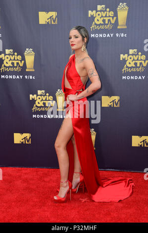 Santa Monica, Californa, USA, . June 16, 2018: Halsey at the 2018 MTV Movie & TV Awards at the Barker Hanger, Santa Monica Airport. Picture: Sarah Stewart Credit: Sarah Stewart/Alamy Live News Stock Photo