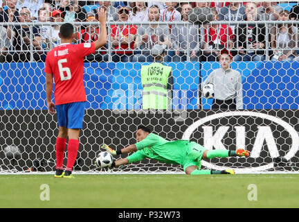 Samara, Russia. 17th June, 2018. Costa Rica's goalkeeper Keylor Navas (R) saves the ball during a group E match between Costa Rica and Serbia at the 2018 FIFA World Cup in Samara, Russia, June 17, 2018. Credit: Ye Pingfan/Xinhua/Alamy Live News Stock Photo