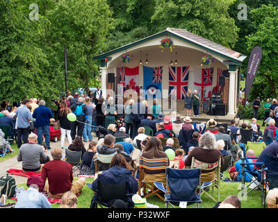 Harrogate, Yorkshire, UK. 17th Jun, 2018. UK Yorkshire Harrogate Valley Gardens Crowds at the bandstand at Harrogate 1940s Day 17 June 2018 Credit: Mark Sunderland/Alamy Live News Stock Photo