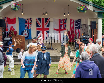 Harrogate, Yorkshire, UK. 17th Jun, 2018. UK Yorkshire Harrogate Valley Gardens Dancing at the bandstand at Harrogate 1940s Day 17 June 2018 Credit: Mark Sunderland/Alamy Live News Stock Photo