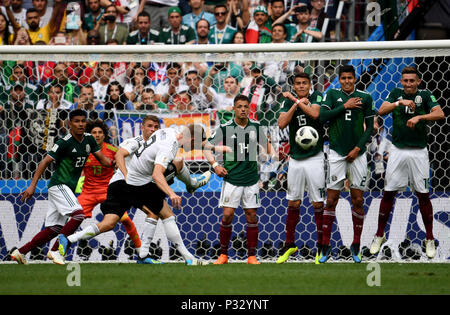 Moscow, Russia, 17 June 2018, , Soccer, FIFA World Cup, Group F, Matchday 1 of 3, Germany vs Mexico at the Luzhniki Stadium: Toni Kroos (front) during a penalty kick against Hector Herrera (R) of Mexico, Hugo Ayala Castro (2-R) of Mexico, Hector Moreno (3-R) of Mexico. Photo: Federico Gambarini/dpa Credit: dpa picture alliance/Alamy Live News Credit: dpa picture alliance/Alamy Live News Stock Photo