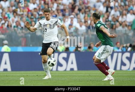 Moscow, Russland. 17th June, 2018. firo: 17.06.2018, Moscow, Football, Soccer,  Germany - Mexico, Mexico 0: 1 Mario GOMEZ versus Carlos Salcedo | usage worldwide Credit: dpa/Alamy Live News Stock Photo
