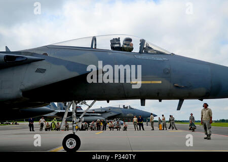 Airmen of the 194th Expeditionary Fighter Squadron observe operations ...