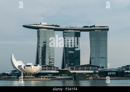 Louis Vuitton showroom, Marina Bay, Singapore Stock Photo - Alamy