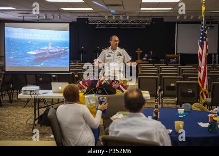 180615-N-SH284-0010 CHATTANOOGA, Tenn. (June 15, 2018) Cmdr. Paul Seitz, commanding officer, USS Tennessee (SSBN 734) blue crew, and Broomfield, Colo., native, provides a look into what the Navy is doing today during a presentation for the Chattanooga Breakfast Rotary Club at the Rivermont Presbyterian Church during Chattanooga Navy Week. Navy Weeks are designed to connect the public with Navy Sailors, programs and equipment throughout the country. Every year, America's Navy comes home to approximately 15 cities across the country to show Americans why having a strong Navy is critical to the A Stock Photo