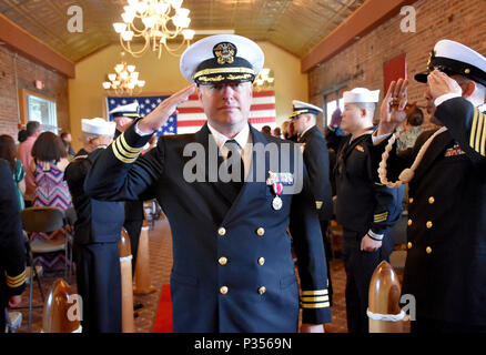 Norfolk, Va. (June 13, 2018) Cmdr. Charles Sauls of Expeditionary Combat Readiness Center is piped ashore following his retirement cermony.  ECRC provides processing, equipping, training, certification and proactive family support to ADSW Sailors, Individual Augmentees and provisional units throughout all deployment phases in support of combatant commanders requirements, contingency operations, or national crises. (U.S. Navy photo by Yeoman 2nd Class Edmond R. Torrejas/Released) Stock Photo