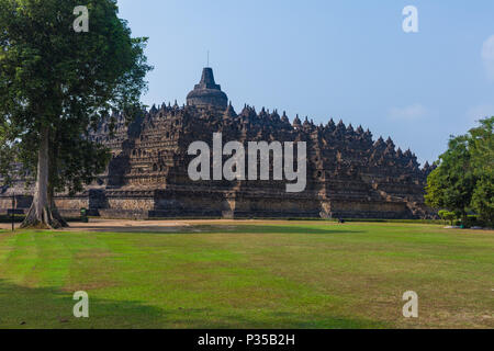 Side view of Borobudur temple, Java, Indonesia Stock Photo - Alamy