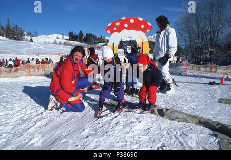 00.01.2001, Seefeld in Tirol, Tyrol, Austria - Children on a ski course. 0RJ010808D029CAROEX.JPG [MODEL RELEASE: NO, PROPERTY RELEASE: NO (c) caro ima Stock Photo