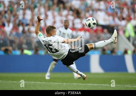 Moscow, Russland. 17th June, 2018. firo: 17.06.2018, Moscow, Soccer, Football,  Germany - Mexico, Mexico 0: 1 Joshua KIMMICH, GER, Fallruckzieher | usage worldwide Credit: dpa/Alamy Live News Stock Photo