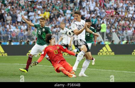 Moscow, Russland. 17th June, 2018. firo: 17.06.2018, Moscow, Soccer, Football,  Germany - Mexico, Mexico 0: 1 Chance Mario GOMEZ, GER, versus goalkeeper Guillermo Ochoa | usage worldwide Credit: dpa/Alamy Live News Stock Photo