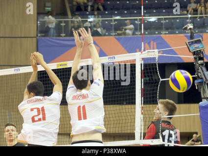 Varna, Bulgaria. 17th June, 2018. from left Barthelemy CHINENYEZE (France), Antoine BRIZARD (France), Ryley BARNES (Canada), .mens Volleyball Nations League, week 4, Canada vs France, Palace of culture and sport, Varna/Bulgaria, June 17, 2018, the fourth of 5 weekends of the preliminary lap in the new established mens Volleyball Nationas League takes place in Varna/Bulgaria. Credit: Wolfgang Fehrmann/ZUMA Wire/Alamy Live News Stock Photo