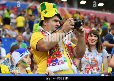 Rostov On Don, Russland. 17th June, 2018. Russians dressed as Brazilian fans, football fans, Brazil (BRA) -Swiss (SUI) 1-1, preliminary round, Group E, match 09, on 17.06.2018 in Rostov-on-Don, Rostov Arena. Football World Cup 2018 in Russia from 14.06. - 15.07.2018. | usage worldwide Credit: dpa/Alamy Live News Stock Photo