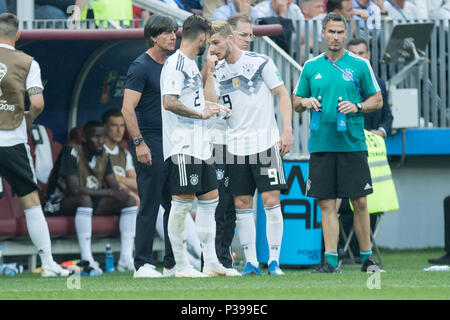 Joachim LOEW (left, low, jogi, Bundescoach GER), Marvin PLATTENHARDT (mi., GER) and Timo WERNER (GER) stand together and talk, talk, discuss, discussion, whole figure, Germany (GER) - Mexico (MEX ) 0: 1, preliminary round, group F, game 11, on 17.06.2018 in Moscow; Football World Cup 2018 in Russia from 14.06. - 15.07.2018. | usage worldwide Stock Photo