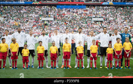 From left to right: Mesut OEZIL (Ozil, GER), Jerome BOATENG (GER), Timo WERNER (GER), Marvin PLATTENHARDT (GER), Toni KROOS (GER), Julian DRAXLER (GER), Sami KHEDIRA (GER), Joshua KIMMICH (GER), Mats HUMMELS (GER), Thomas MUELLER (Mssler, GER), goalkeeper Manuel NEUER (GER) during the national anthem, singing, singing, full figure, landscape, Germany (GER) - Mexico (MEX) 0: 1, preliminary round, group F, game 11, on 17.06.2018 in Moscow; Football World Cup 2018 in Russia from 14.06. - 15.07.2018. | usage worldwide Stock Photo