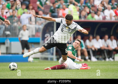 Moscow, Russland. 17th June, 2018. Sami KHEDIRA l. (GER) in duels versus Hector HERRERA (MEX), Action, Germany (GER) - Mexico (MEX), Preliminary Group F, Game 11, on 17.06.2018 in Moscow, Football World Cup 2018 in Russia from 14.06. - 15.07.2018. | usage worldwide Credit: dpa/Alamy Live News Stock Photo