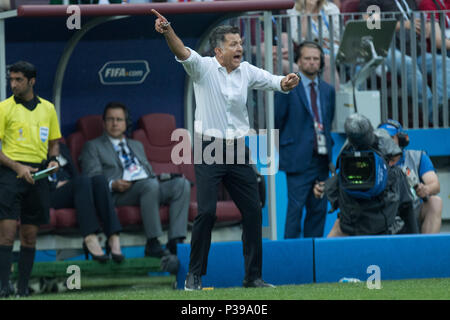 Moscow, Russland. 17th June, 2018. Juan Carlos OSORIO (coach, MEX) gives instruction, instructions, calls, shouts, screams, whole figure, Germany (GER) - Mexico (MEX) 0: 1, preliminary round, group F, game 11, on 17.06.2018 in Moscow; Football World Cup 2018 in Russia from 14.06. - 15.07.2018. | usage worldwide Credit: dpa/Alamy Live News Stock Photo