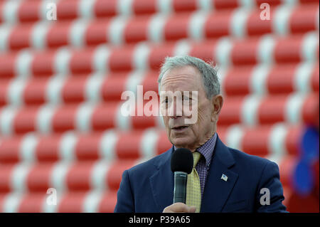 London, UK.  18 June 2018. Michael Bloomberg, Serpentine Galleries Chairman, speaks at the official unveiling of The London Mastaba by Christo and Jeanne-Claude.  Comprising 7,506 horizontally-stacked coloured barrels, in hues of red, blue, mauve and white, secured on a floating platform, it is Christo's first public outdoor work in the UK.  The geometric form takes inspiration from ancient mastabas from Mesopotamia and will be on display 18 June to 21 September 2018.  Credit: Stephen Chung / Alamy Live News Stock Photo