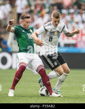 Moscow, Russland. 17th June, 2018. Toni Kroos r. (GER) in duels versus Hector HERRERA (MEX), Action, Germany (GER) - Mexico (MEX), Preliminary Group F, Game 11, on 17.06.2018 in Moscow, Football World Cup 2018 in Russia from 14.06. - 15.07.2018. | usage worldwide Credit: dpa/Alamy Live News Stock Photo