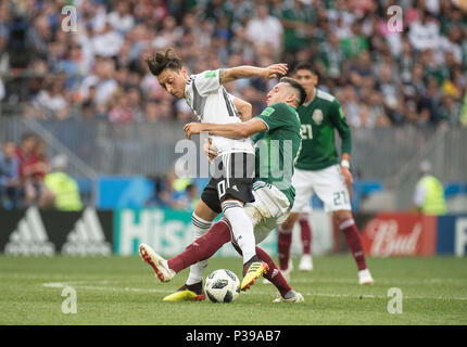 Moscow, Russland. 17th June, 2018. Mesut OEZIL (Ozil, GER) duels versus Hector HERRERA r. (MEX), Aktion, Germany (GER) - Mexico (MEX), Preliminary Group F, Match 11, on 17.06.2018 in Moscow, Football World Cup 2018 in Russia vom 14.06. - 15.07.2018. | usage worldwide Credit: dpa/Alamy Live News Stock Photo