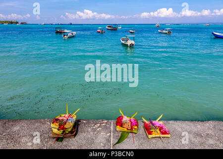 Canang sari, traditional Balinese Hindu offerings at Jungut Batu beach, Nusa Lembongan, Indonesia Stock Photo