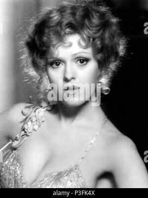 Original Film Title: PENNIES FROM HEAVEN.  English Title: PENNIES FROM HEAVEN.  Film Director: HERBERT ROSS.  Year: 1981.  Stars: BERNADETTE PETERS. Credit: M.G.M / Album Stock Photo