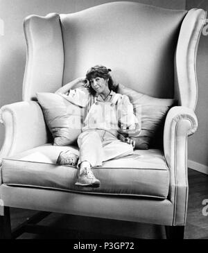 Original Film Title: THE INCREDIBLE SHRINKING WOMAN.  English Title: THE INCREDIBLE SHRINKING WOMAN.  Film Director: JOEL SCHUMACHER.  Year: 1981.  Stars: LILY TOMLIN. Credit: UNIVERSAL PICTURES / Album Stock Photo