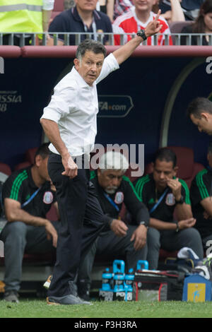 Moscow, Russland. 17th June, 2018. Juan Carlos OSORIO (coach, MEX) gives instruction, instructions, whole figure, gesture, gesture, portrait, Germany (GER) - Mexico (MEX) 0: 1, preliminary round, group F, game 11, on 17.06.2018 in Moscow; Football World Cup 2018 in Russia from 14.06. - 15.07.2018. | usage worldwide Credit: dpa/Alamy Live News Stock Photo
