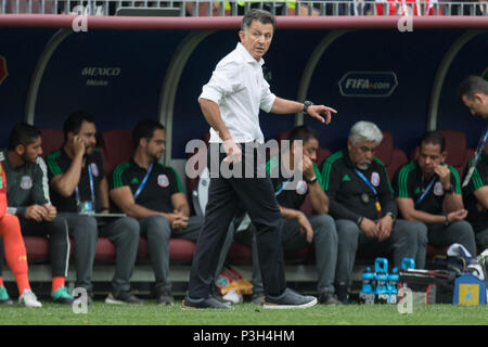 Moscow, Russland. 17th June, 2018. Juan Carlos OSORIO (coach, MEX) gives instruction, instructions, whole figure, gesture, gesture, Germany (GER) - Mexico (MEX) 0: 1, preliminary round, group F, game 11, on 17.06.2018 in Moscow; Football World Cup 2018 in Russia from 14.06. - 15.07.2018. | usage worldwide Credit: dpa/Alamy Live News Stock Photo