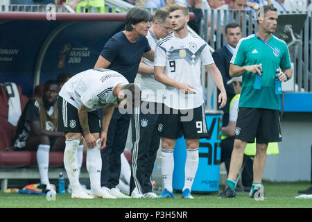 Joachim LOEW (mi., Low, Yogi, Bundescoach GER), Marvin PLATTENHARDT (left, GER) and Timo WERNER (GER) are standing together and talking, talking, discussing, discussion, whole figure, Germany (GER) - Mexico (MEX ) 0: 1, preliminary round, group F, game 11, on 17.06.2018 in Moscow; Football World Cup 2018 in Russia from 14.06. - 15.07.2018. | usage worldwide Stock Photo