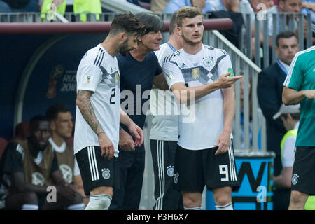 Joachim LOEW (mi., Low, Yogi, Bundescoach GER), Marvin PLATTENHARDT (left, GER) and Timo WERNER (GER) standing together and talking, talking, discussing, discussion, half figure, half figure, gesture, gesture, Germany ( GER) - Mexico (MEX) 0: 1, Preliminary Round, Group F, Match 11, on 17.06.2018 in Moscow; Football World Cup 2018 in Russia from 14.06. - 15.07.2018. | usage worldwide Stock Photo