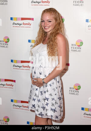 18 June 2018, Germany, Hamburg: Pregnant actress Josephine Welsch arriving to Ernsting's family Fashion Show. Photo: Daniel Bockwoldt/dpa Stock Photo