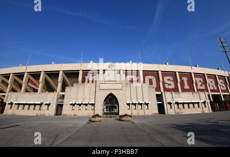 A general overall view of memorial statue of Arizona Cardinals linebacker Pat  Tillman at State Farm Stadium, Tuesday, Sept. 27, 2022, in Glendale, Ariz.  (Kirby Lee via AP Stock Photo - Alamy