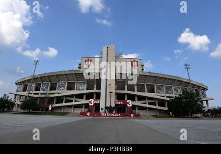 A general overall view of memorial statue of Arizona Cardinals linebacker Pat  Tillman at State Farm Stadium, Tuesday, Sept. 27, 2022, in Glendale, Ariz.  (Kirby Lee via AP Stock Photo - Alamy