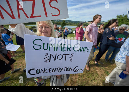 Sheridan, Oregon, USA. 18 June, 2018. People demonstrate against the Trump administration policy of separating children from their parents at the US-Mexico border during a vigil outside a federal detention center in Sheridan, Oregon, USA. Credit: Paul Jeffrey/Alamy Live News