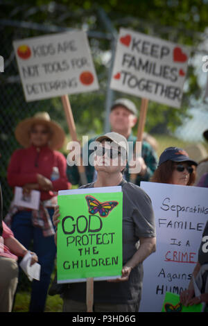 Sheridan, Oregon, USA. 18 June, 2018. People demonstrate against the Trump administration policy of separating children from their parents at the US-Mexico border during a vigil outside a federal detention center in Sheridan, Oregon, USA. Credit: Paul Jeffrey/Alamy Live News