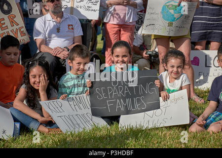 Sheridan, Oregon, USA. 18 June, 2018. Children are among people who demonstrate against the Trump administration policy of separating children from their parents at the US-Mexico border during a vigil outside a federal detention center in Sheridan, Oregon, USA. Credit: Paul Jeffrey/Alamy Live News
