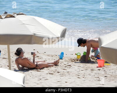 Cagliari 18, 06, 2018 Rodrigo Santoro on holiday in Sardinia with his wife Melanie Fronckowiak and their daughter Stock Photo
