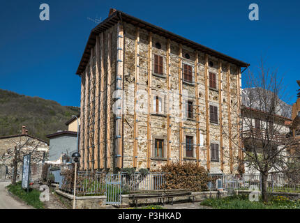 Abandoned building protected by steel braces in village of Piedilama, destroyed by  earthquakes in October 2016, Central Apennines, Marche, Italy Stock Photo