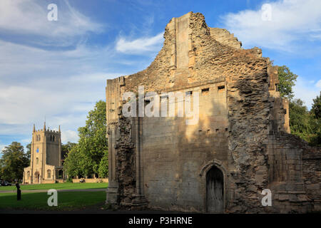 St Thomas A Becket church and Ramsey Abbey Gatehouse, Ramsey town,, Cambridgeshire, England Stock Photo