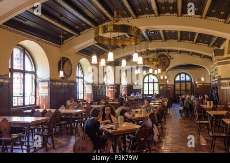 Salzburg: brewery restaurant beer garden Augustiner Bräustübl Mülln in Austria, Salzburg, Stock Photo