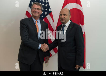 WARSAW, Poland (July 9, 2016) Secretary of Defense Ash Carter meets with Turkish Minister of Defence Vecdi Gönül at the 2016 NATO summit in Warsaw, Poland July 9, 2016. (DoD photo by Navy Petty Officer 1st Class Tim D. Godbee)(Released) Stock Photo