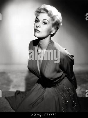 Original Film Title: BELL BOOK AND CANDLE.  English Title: BELL BOOK AND CANDLE.  Film Director: RICHARD QUINE.  Year: 1958.  Stars: KIM NOVAK. Credit: COLUMBIA PICTURES / Album Stock Photo