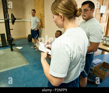 Deadlifts hi-res stock photography and images - Page 5 - Alamy