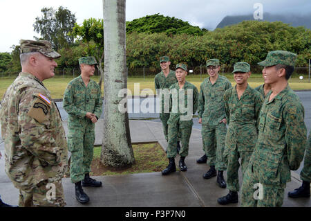 Col. Robert Ryan, commander, 3rd Brigade Combat Team, 25th Infantry Division, speaks to Soldiers assigned to the 9th Infantry Brigade, 6th Division, Singapore Armed Forces (SAF), at the 298th Regiment, Multi-Functional Training Unit (MFTU), Regional Training Institute (RTI), Waimanalo, Hawaii, on July 18, 2016. Soldiers from the 3rd BCT and 9th Inf. Bde., are participating in the two-week long Tiger Balm bilateral exercise on Oahu and Hawaii islands. (U.S. Army photo by Staff Sgt. Armando R. Limon, 3rd Brigade Public Affairs Team, 25th Infantry Division) Stock Photo