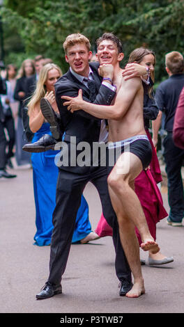 Cambridge, UK. 19th June, 2018. Trinity College Cambridge May Ball. Cambridge University students walk the streets of Cambridge after attending the Trinity College May Ball.  Picture by Andrew Parsons / Parsons Media Credit: andrew parsons/Alamy Live News Stock Photo