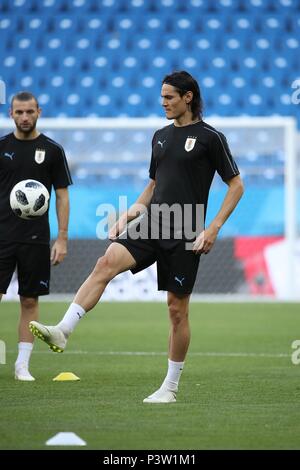 Rostov On Don. 19th June, 2018. Edinson Cavani (R) of Uruguay attends a training session prior to a Group A match against Saudi Arabia at the 2018 FIFA World Cup in Rostov-on-Don, Russia, on June 19, 2018. Credit: Li Ming/Xinhua/Alamy Live News Stock Photo