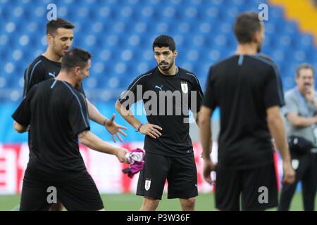 Rostov On Don. 19th June, 2018. Luis Suarez (C) of Uruguay attends a training session prior to a Group A match against Saudi Arabia at the 2018 FIFA World Cup in Rostov-on-Don, Russia, on June 19, 2018. Credit: Lu Jinbo/Xinhua/Alamy Live News Stock Photo