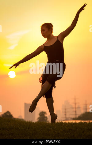 London, UK. 20th June, 2018. A dancer from Semaphore Ballet Company performs at sunrise in Greenwich Park. Natsuki Uemura is choreographed by Semaphore Ballet Company founder and artistic director: Maisie Alexandra Byers. Credit: Guy Corbishley/Alamy Live News Stock Photo