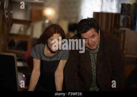 Original Film Title: PLEASE GIVE.  English Title: PLEASE GIVE.  Film Director: NICOLE HOLOFCENER.  Year: 2010.  Stars: OLIVER PLATT; CATHERINE KEENER. Credit: FEELIN' GUILTY/LIKELY STORY/SONY PICTURES CLASSICS / REDLINSKI, PIOTR / Album Stock Photo